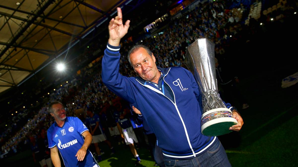 Und natürlich will es sich der "Knurrer von Kerkrade" nicht nehmen lassen, den Pokal nochmal in den Händen zu halten und in Gelsenkirchens Abendhimmel zu recken. Ein emotionaler Moment für alle Schalker  