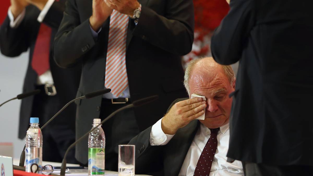 13. November 2013: Bei der Jahreshauptversammlung des FC Bayern bekennt sich Hoeneß ein weiteres Mal zu seinem Fehler und kann die Tränen nicht mehr zurückhalten. Die 3573 FCB-Mitglieder im Audi Dome stärken ihn mit Applaus. Er kündigt zudem an, nach dem Gerichtsprozess den Mitgliedern die Vertrauensfrage stellen zu wollen