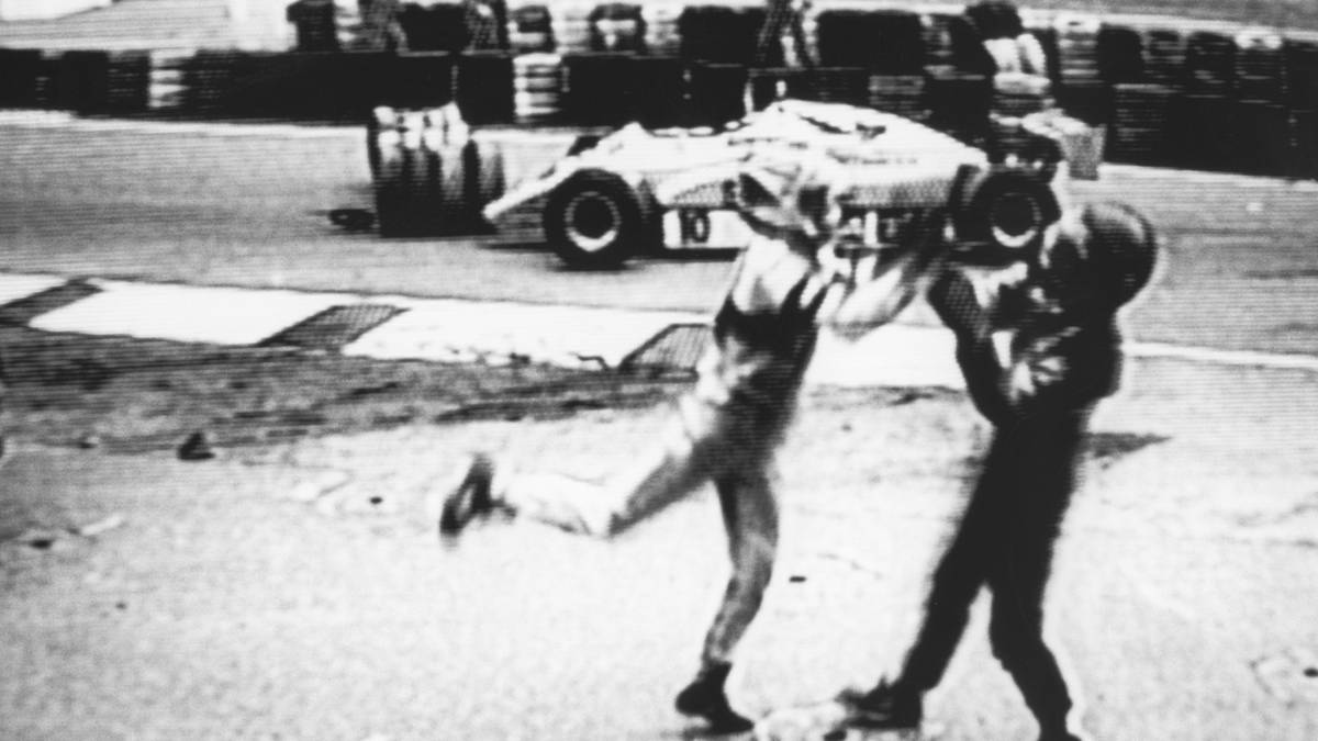 PLATZ 2 - NELSON PIQUET vs. ELISEO SALAZAR (Hockenheim, 1982): Als Piquet den langsamen Salazar überrunden will, kommt es zum Crash. Die eigentliche Show beginnt aber danach. Piquet springt aus dem Auto und stürmt gestikulierend auf Salazar zu. Dann holt er aus und schlägt einige Male auf Salazar ein, ehe ein Streckenposten dazwischen geht
