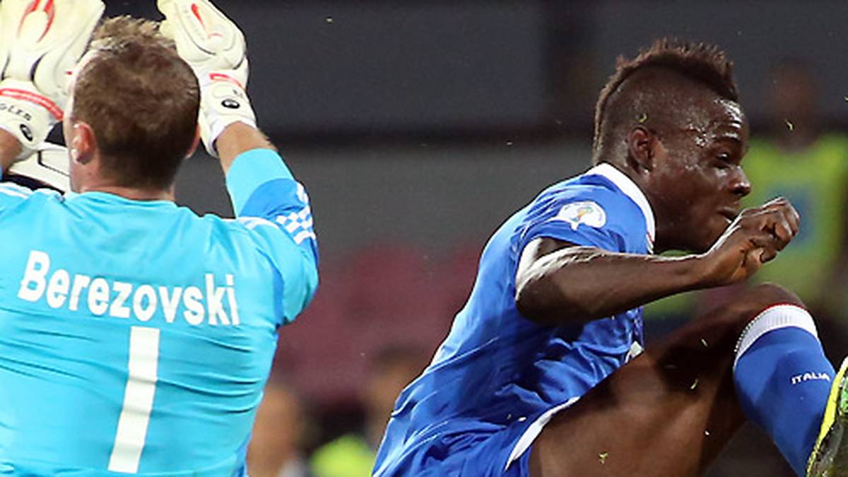 Vielleicht wegen Aktionen wie dieser: Im Anschluss an das WM-Qualifikationsspiel gegen Armenien soll der Stürmer in Rage geraten sein, weil die Italiener zu spät am Flughafen eingetroffen waren und dadurch nicht mehr nach Hause fliegen konnten. Ein Fan, der die Aktion gefilmt hatte, wurde von Balotelli attackiert
                  
                  