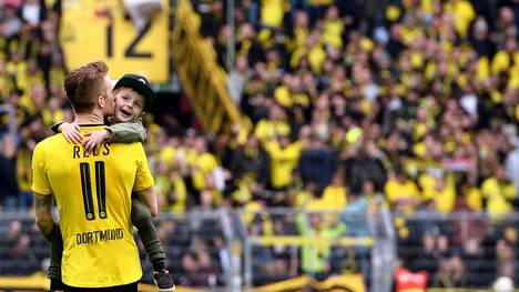 Marco Reus (hier mit seinem Neffen) ist trotz fehlender Titel glücklich