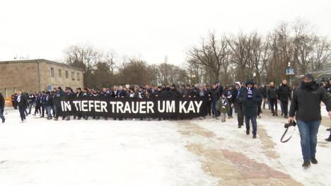Gegen Fortuna Düsseldorf steht für Hertha BSC das erste Zweitligaspiel nach dem Tod von Klubpräsident Kay Bernstein an. Die Fans huldigen ihm mit einem Trauermarsch - und mit großen Worten.