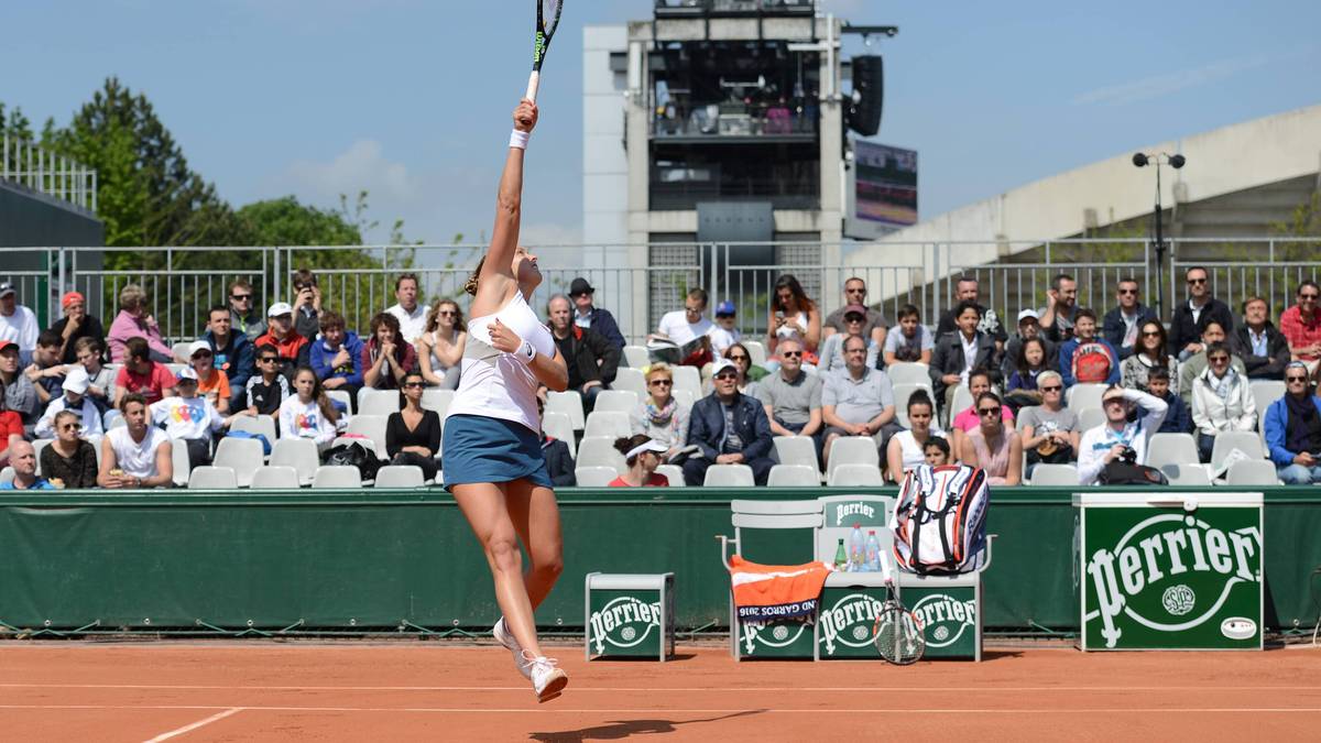 Am vierten Tag der French Open dürfen sich die Zuschauer auf spektakuläre Ballwechsel unter blauem Himmel freuen. Shelby Rogers muss ihre 1,75 Meter Körpergröße voll ausreizen, um den Volley im Feld ihrer Gegnerin zu platzieren 