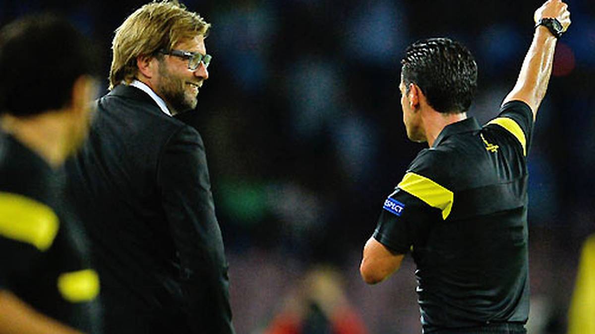 Nach Klopps Attacke gegen den Vierten Offiziellen macht ihm der portugiesische Schiedsrichter Pedro Proenca (r.) klar, dass er die restlichen 60 Spielminuten aus der Ferne verfolgen muss. Die UEFA sperrt den Trainer für zwei Champions-League-Spiele