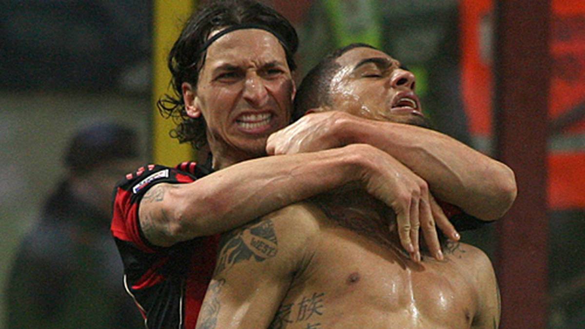 Auch auf dem Platz überschreitet Ibra die Grenzen: In seiner Zeit bei Barcelona sieht der Schwede die Rote Karte und lässt in den drei folgenden Jahren in Mailand und Paris noch vier weitere folgen. Insgesamt muss Zlatan elf Spiele in vier Jahren aussetzen. Auf dem Feld im roten Bereich, lässt er es auch mit seinem Sportwagen krachen. Mit der Polizei liefert sich Zlatan in Barcelona angeblich eine Verfolgungsjagd mit über 300 km/h
                  
                  
                  
                  