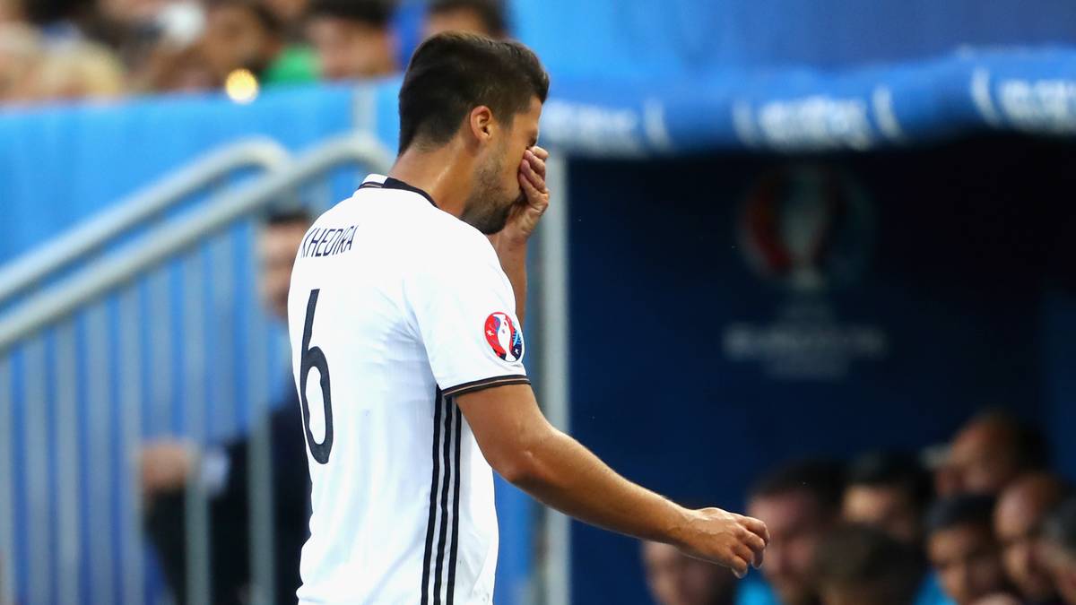 Eine Saison ist Khedira bislang bei Juventus Turin - und kommt in dieser relativ kurzen Zeit auf neun verschiedene Verletzungen. Khediras Blessuren mögen seit seinem Kreuzbandriss Ende 2013 nicht allzu drastisch ausfallen. Doch dass auch Kleinvieh unglücklicherweise Mist macht, zeigen 23 verpasste Pflichtspiele in der vergangenen Saison