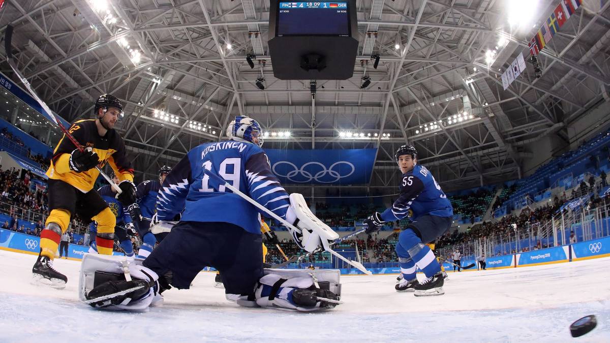 Gleich im ersten Gruppenspiel war Hördler (l.) bei der 2:5-Niederlage gegen Finnland als Torschütze erfolgreich