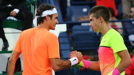 Shakehands nach dem Spiel: Roger Federer (l.) und Borna Coric