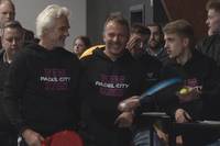 Hansi Flick zeigt sich als großer Padel-Fan. Der Bundestrainer ist begeistert von der Trendsportart und schwingt auch selbst gerne mal den Padel-Schläger.
