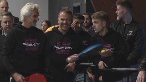 Hansi Flick zeigt sich als großer Padel-Fan. Der Bundestrainer ist begeistert von der Trendsportart und schwingt auch selbst gerne mal den Padel-Schläger.