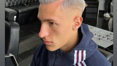 Nico Schlotterbeck hat sich seine Haare erneut in silber gefärbt. Die Farbe, die er bereits beim SC Freiburg getragen hatte,