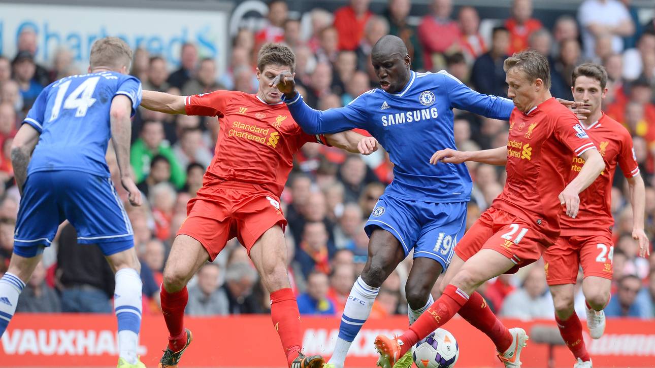 Steven Gerrard (2.v.l) leistete sich gegen Chelsea einst einen fatalen Ausrutscher