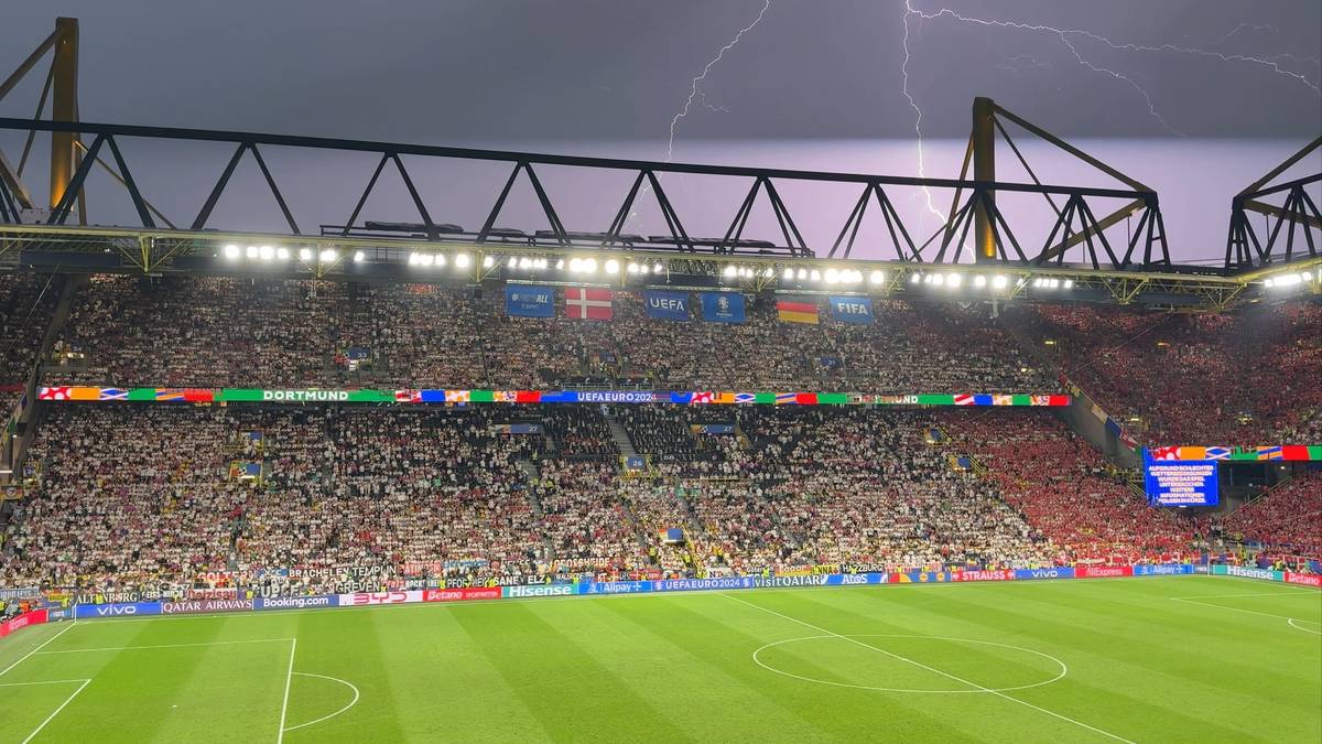 Mehrere Blitze im Nachthimmel über dem Signal Iduna Park.  