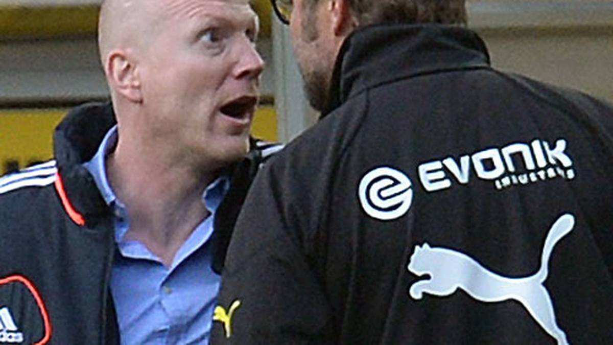 MAI 2013: Beim Bundesliga-Spiel wenige Wochen vor dem Champions-League-Finale zwischen Bayern und Dortmund gerät Klopp mit Bayerns Sportvorstand Matthias Sammer aneinander. Es bleibt beim Austausch einiger verbaler Nettigkeiten