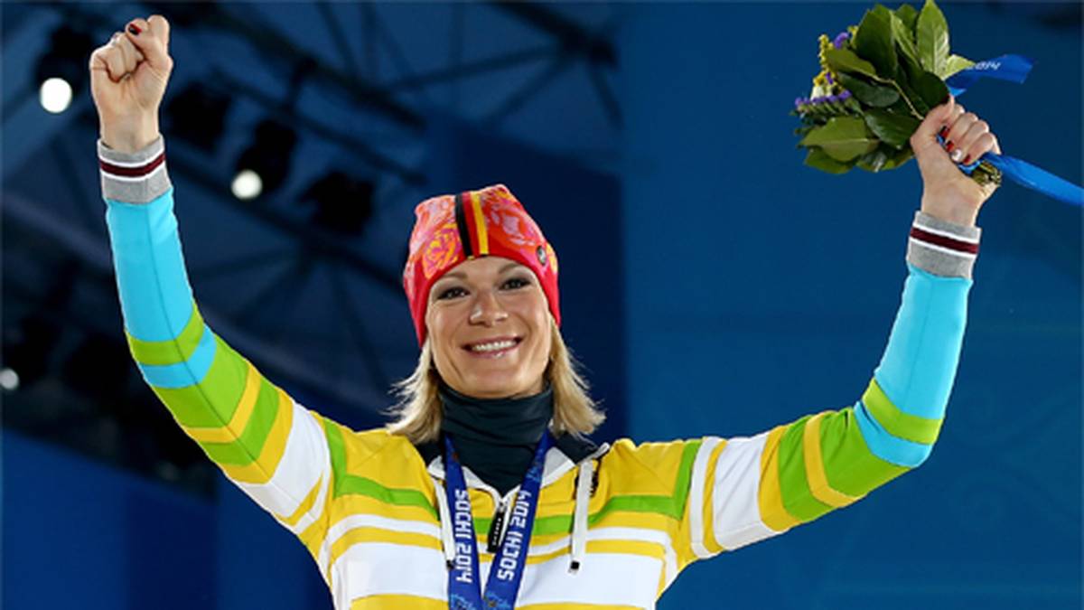 Spätestens nach der Hymne kann sie doch richtig jubeln und geht aus sich heraus. Es werden die Spiele der Maria Höfl-Riesch - eine weitere Medaille folgt nach der enttäuschenden Abfahrt im Super-G