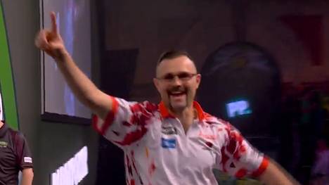 Damon Heta ist der zweite Spieler nach Christian Kist, der bei der Darts WM 2025 das perfekte Leg spielt - und Gegner Luke Woodhouse jubelt fast genauso ekstatisch wie Heta selbst.