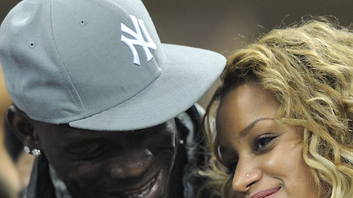 Relaxter scheint er hingegen mit dem weiblichen Geschlecht zu sein: Balotelli soll laut der spanischen Sportzeitung "Marca" allen Real-Spielern Sex mit seiner Freundin Fanny Neguesha versprochen haben, falls sie im Halbfinal-Rückspiel gegen Dortmund die Aufholjagd nach der 1:4-Pleite schaffen. Neguesha ist nach eigenen Angaben Tänzerin, Model und Schauspielerin
                  
                  