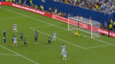 Der zweifache Weltmeister Uruguay schafft es gegen Saudi-Arabien nicht über ein 1:1 hinaus und verzweifelt am gegnerischen Schlussmann.
