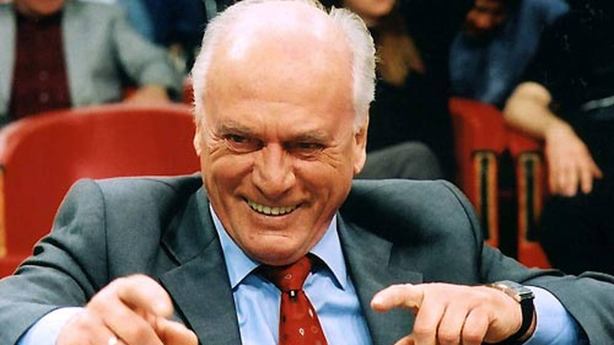 Udo Lattek über Uli Hoeneß: "Wer Uli kennt, weiß, dass er geladen ist bis oben hin. Es fehlt nur noch einer, der mit der Nadel rein piekst, dann fliegt er weg." 