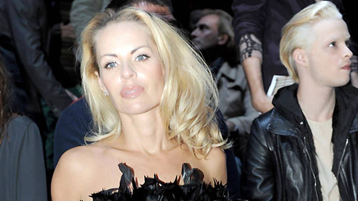 Das ehemalige Model macht auch im kleinen Schwarzen eine klasse Figur
                  
                  
                  
                  