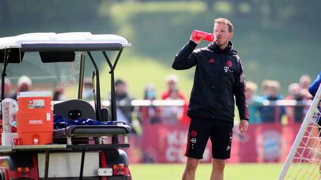 Der FC Bayern legt sich ein neues Trainings-Feature zu. Am Vereinsgelände wird eine XXL-Leinwand installiert - für Trainer Julian Nagelsmann ein bekanntes Bild.