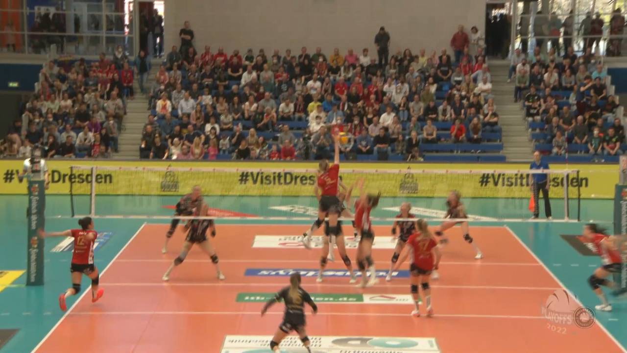 Volleyball Bundesliga: Maja Savic mit dem Hammer auf die Drei-Meter-Linie