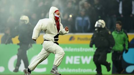 Kölner Fans stürmten in Mönchengladbach den Platz