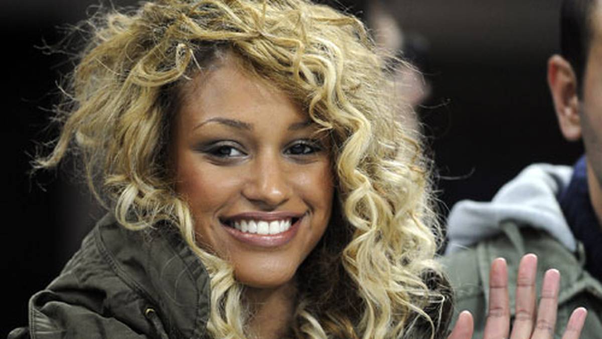 Zwei Tage später der nächste Knüller: Balotelli trennt sich von dem belgischen Model. Obwohl er die Blondine seinen Eltern vorgestellt hatte und Fanny oft im San-Siro-Stadion zu sehen war, habe "Super-Mario" den Verlockungen des Single-Lebens in den Mailänder Nachtklubs nicht widerstehen können
                  
                  