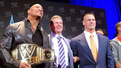 Gegen WWE-Boss Vince McMahon - hier mit seinen langjährigen Stars The Rock (l.) und John Cena - stehen brisante Vorwürfe im Raum