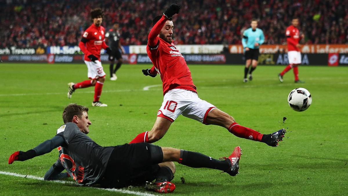 Im zweiten Durchgang verwalten die Bayern ihren knappen Vorsprung. Die Chancen auf weitere Tore sind rar