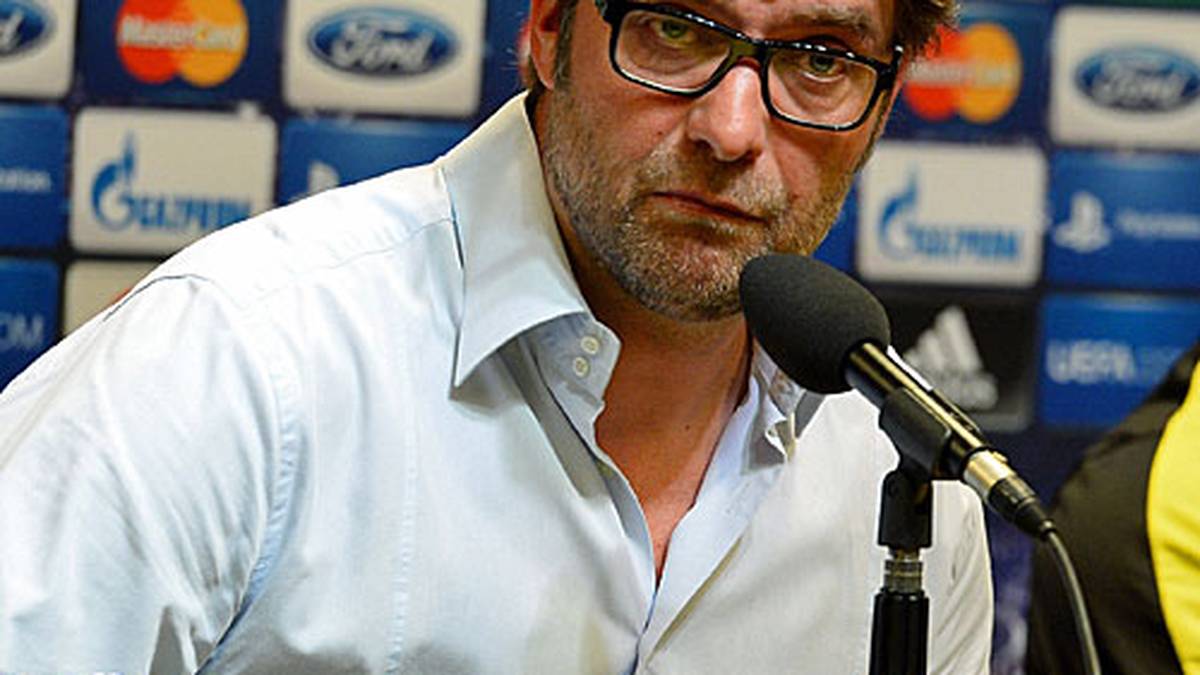 APRIL 2013: Vor dem Champions-League-Halbfinale gegen Real Madrid im April 2013 wird Mario Götzes Wechsel zum FC Bayern bekannt. Ein Journalist erbittet Klopps Stellungnahme ausdrücklich "ohne Floskeln". Der Trainer kanzelt den Reporter ab: "Also, erst mal möchte ich mich bedanken. Ich sehe Sie hier zum ersten Mal. Aber direkt eine Forderung zu stellen, was ich zu sagen habe ? Hut ab!" Klopp legt nach: "Welches Ressort? Was machen Sie? Tierfilme? Sport? Oh, okay, alles klar."