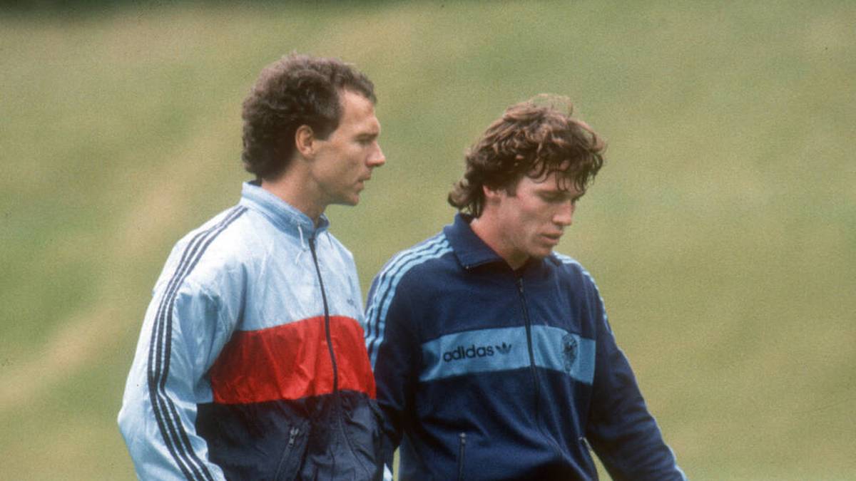 Teamchef Franz Beckenbauer (li.) und Lothar Matthäus beim Training der Deutschen Fußball-Nationalmannschaft in Hennef 1984