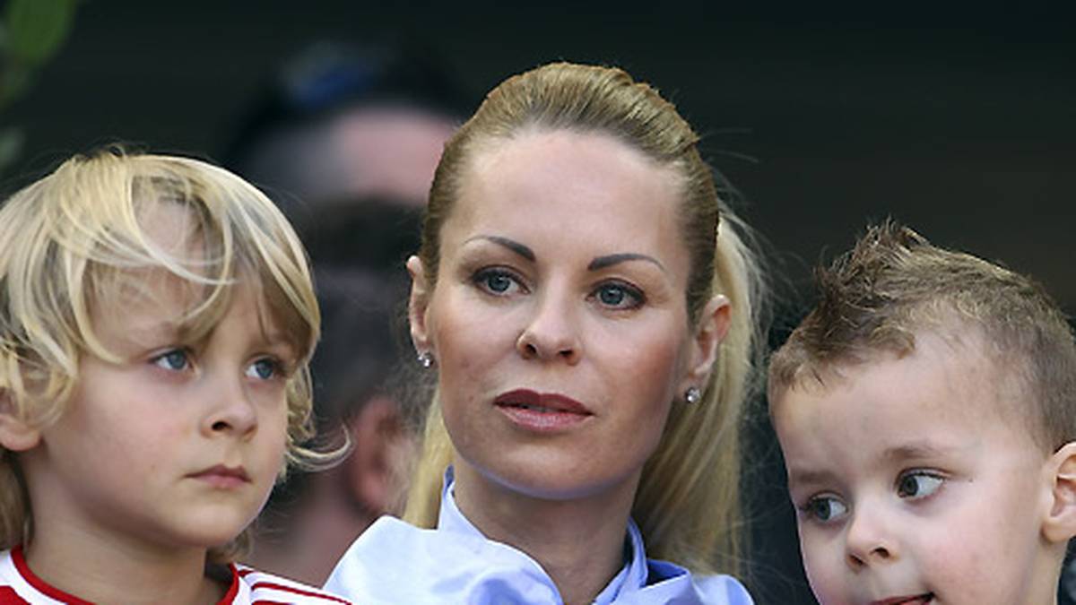 Mit seiner Frau hat Ibrahimovic zwei Söhne. Maximilian und Vincent feuern ihren Papa von der Tribüne aus im zur damaligen Zeit passenden Outfit an. Beim AC Mailand wohnen sie dem Gewinn einer Meisterschaft bei
                  
                  
                  
                  