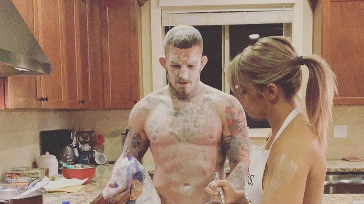 Und sonst so? "Klamotten werden überbewertet", denken sich hier wohl die MMA-Stars Paige VanZant (r.)  und Austin Vanderford beim Backen. Immerhin reicht es noch zu einer Schürze