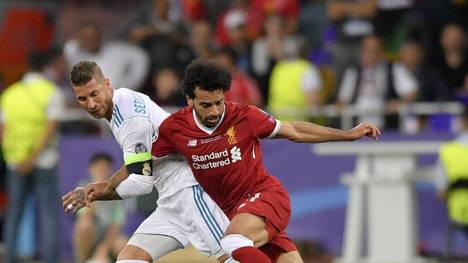 Reals Kapitän Sergio Ramos (l.) zieht Mohamed Salah zu Boden