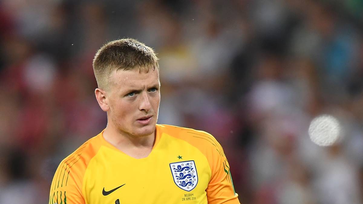 In England hielten sie ihn für zu klein: 184 cm, das kann doch nie reichen! Doch kann (Anm.: Andreas Köpke ist nur 182 cm groß, war Nationaltorwart im Torwartland schlechthin und hielt Elfmeter, Deutschland wurde 1996 deswegen Europameister) Pickford, und jetzt wird es langsam unheimlich: kann sogar Fußball spielen