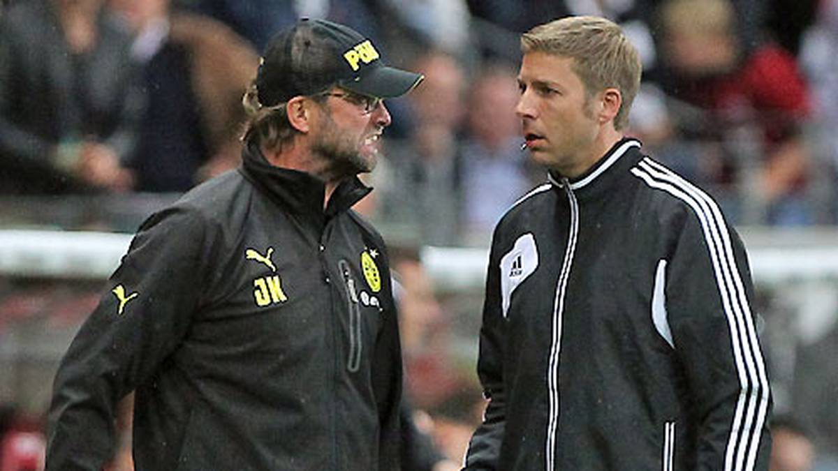SEPTEMBER 2012: Das ebenso packenden wie nervenaufreibende 3:3 in Frankfurt beendet Dortmunds Trainer nicht auf der Bank. Nach einem Wortgefecht mit dem Vierten Offiziellen muss Klopp allerdings nur die Nachspielzeit von der Tribüne aus verfolgen - und anschließend 6.000 Euro Strafe zahlen