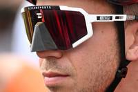 Sprint-Star Dylan Groenewegen zieht bei der Tour de France mit einer kuriosen Sonnenbrille für Aufsehen. Die eigenwillige Aufmachung soll einen sportlichen Effekt bringen.