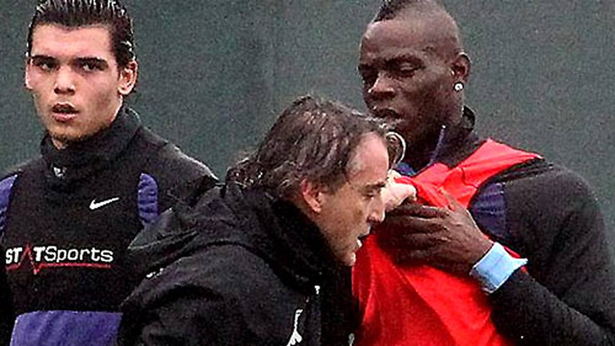 Weitaus Heftigeres leistet sich der 22-Jährige bei Ex-Klub-Manchester City: Im Training packt ihn sein Coach Roberto Mancini (r.), zerrt an ihm - bevor der Sohn ghanaischer Eltern seinen Coach wegschubst
                  
                  