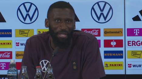 Auf der Pressekonferenz vor dem Länderspiel gegen die Ukraine scherzt Antonio Rüdiger über den Trashtalk mit Erling Haaland.