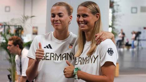 Klara Bühl (r.) hat für die DFB-Frauen ein neues Maskottchen gehäkelt