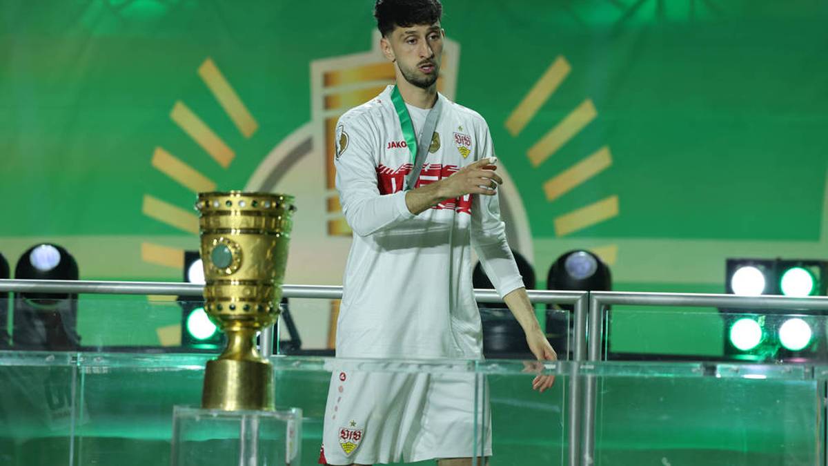 TÜRKEI: Keine leichte Zeit für Atakan Karazor. Der Mittelfeldspieler verlor erst mit dem VfB Stuttgart das DFB-Pokalfinale und flog wenige Tage später aus dem vorläufigen WM-Kader. In der türkischen Nationalelf spielte der VfB-Kapitän bislang nur eine Nebenrolle.
