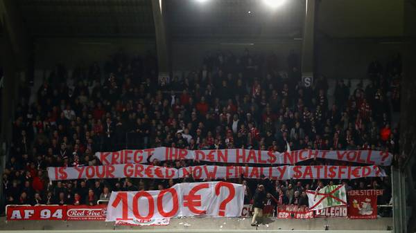 FC Bayern Fans werfen in Anderlecht Geldscheine auf das Spielfeld