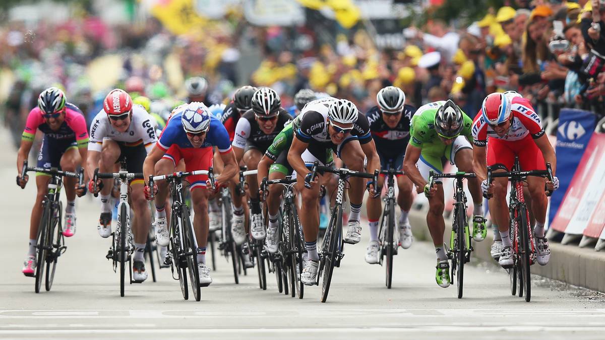 GRÜNES TRIKOT: Die Welt der Sprinter ist eine ganz eigene. Sie treten erst am Ende bei den spektakulären Massensprints wie hier in Erscheinung. Aber nur wer konstant Spitzenplatzierungen einfährt, darf am Ende das Maillot Vert tragen - so wie hier der Titelverteidiger Peter Sagan (2.v.r.). Marcel Kittel, der diese Entscheidung hier gewinnen wird, ist dieses Jahr nicht dabei. Sein deutsches Team setzt auf andere