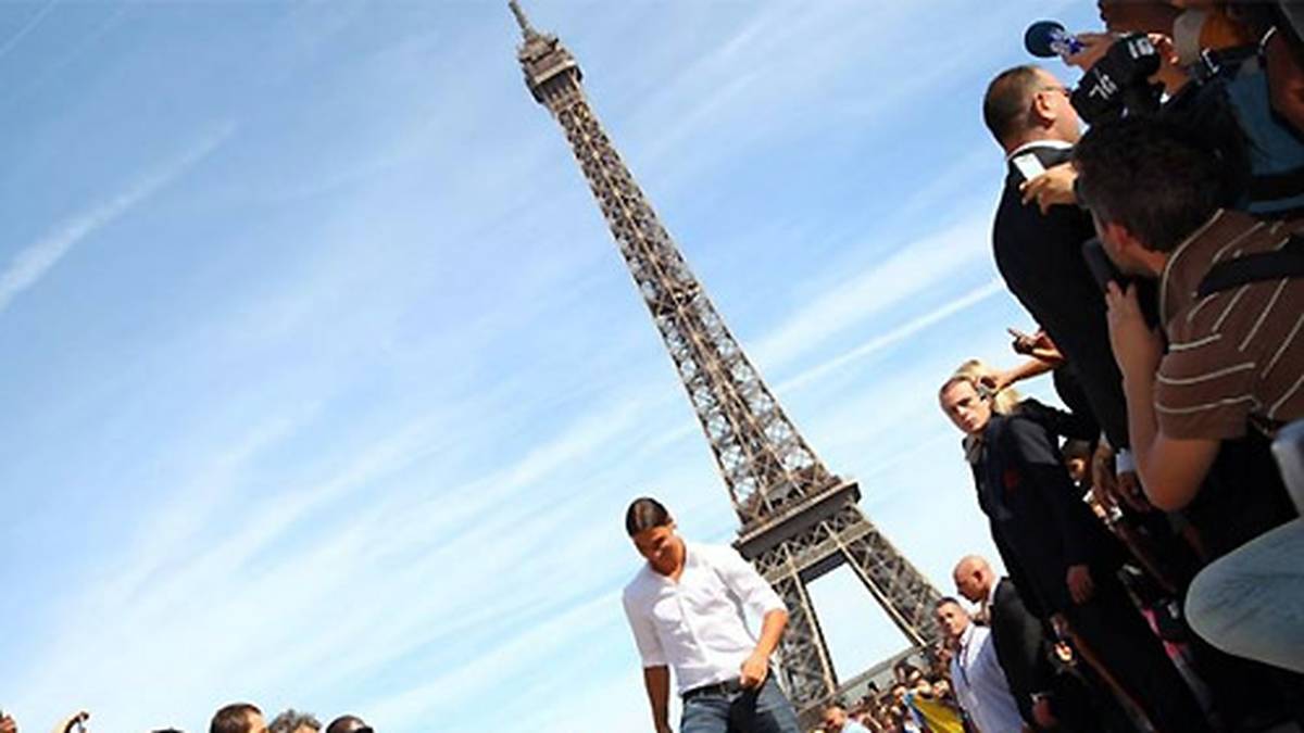 Ibra sorgt bei seiner Ankunft in Paris für einen riesigen Hype und führt sein Team direkt in seiner ersten Saison zur Meisterschaft
                  
                  
                  
                  