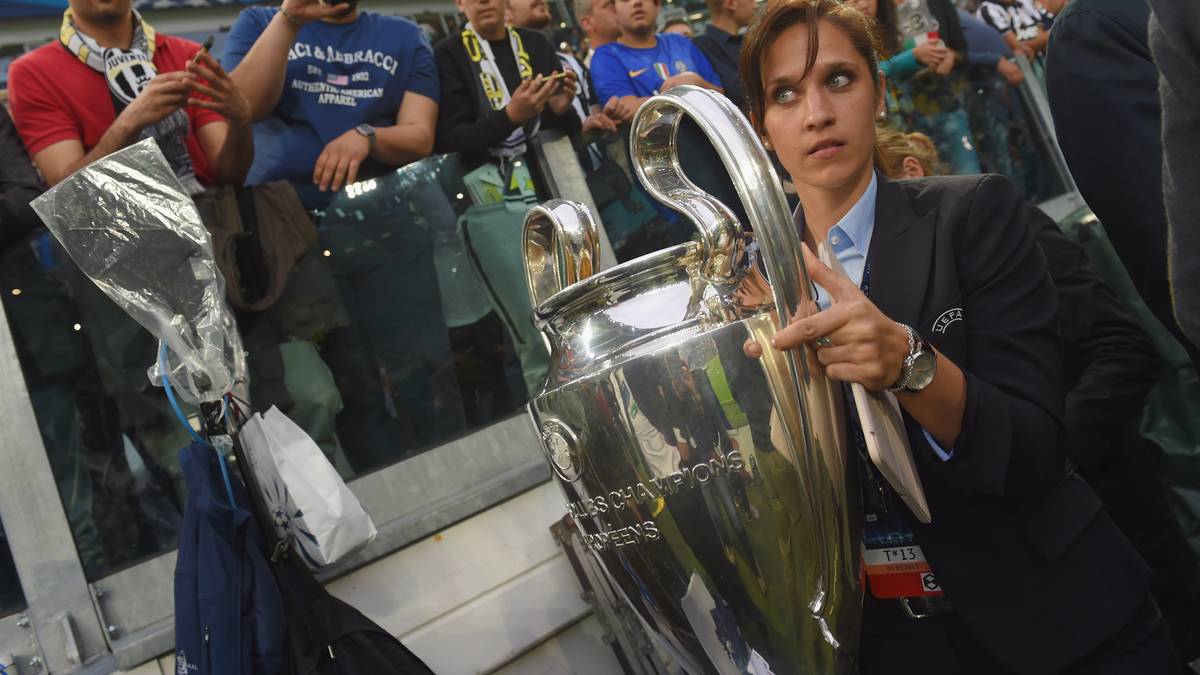 Um diesen silbernen Henkelpott geht es: Eine Mitarbeiterin der UEFA bringt den Pokal ins Turiner Stadion, wo Juventus im Halbfinale der Champions League Real Madrid zu Gast hat