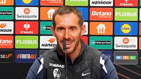 Julian Schuster wird gefragt, welchen Spieler er vom kommenden Gegner, FC Utrecht, verpflichten würde. Der Freiburg-Coach nennt Linksverteidiger Souffian El Karouani - der hat aber aktuell keinen Platz im Kader.