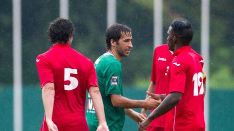 Raul (grünes Trikot) von New York Cosmos gibt Spielern der kubanischen Nationalmannschaft die Hand