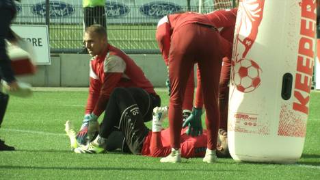 Ersatztorhüter Philipp Pentke vom 1. FC Köln wird nach einem Trainingsunfall von einem Notarzt behandelt. Nähere Angaben zum Vorfall gibt es nicht.