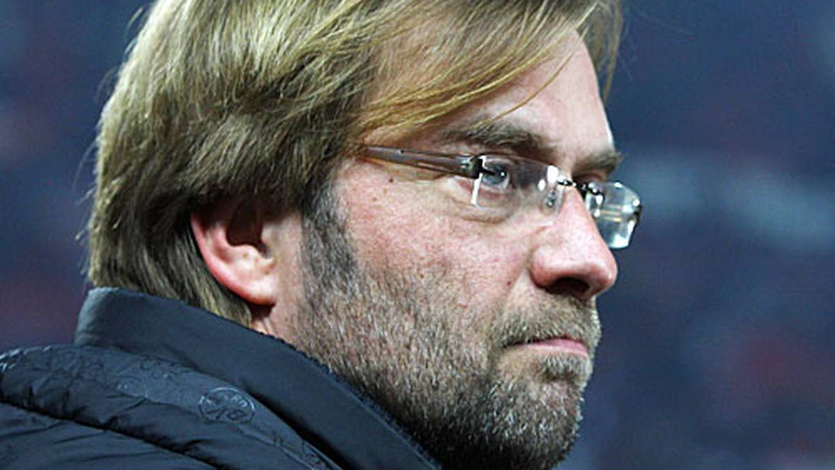 FEBRUAR 2011: "Ja, leck mich am Arsch! Wirklich, ohne Witz. Mit dir, da habe ich Bock drauf wie auf Zahnweh", zetert Klopp 2011 in Kaiserslautern, als er einen Journalisten trifft, der den BVB auswärts oft begleitet - Dortmund dabei aber kein Glück bringt. "Dass du vorm Spiel auch noch so blöd lachst", attackiert Klopp den Reporter: "Musst du hierher, oder was? Verstehe ich echt nicht. Seuchenvogel!"